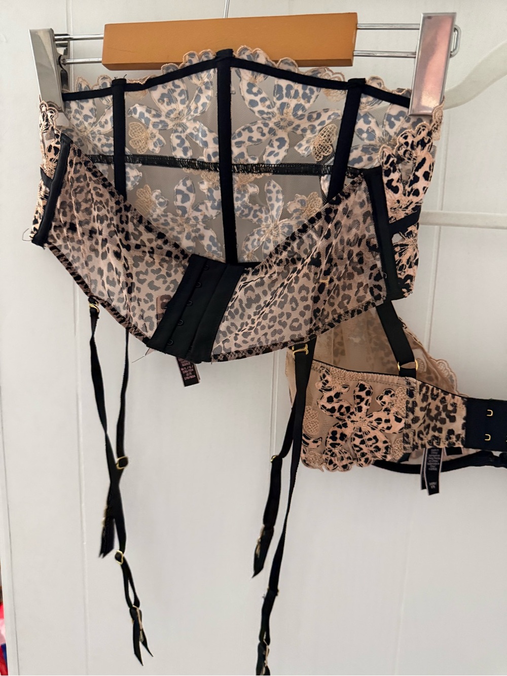 VICTORIA’S SECRET Very Sexy Bra and Garter Belt 34DD - Picture 5 of 16